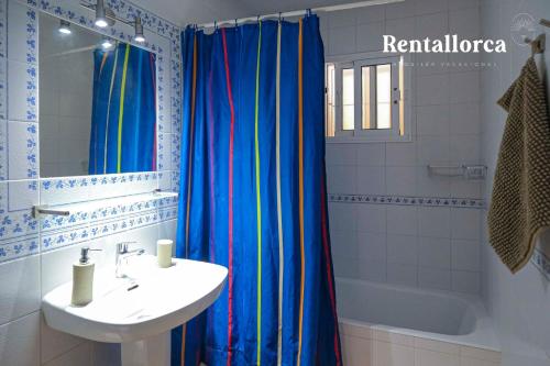 een badkamer met een wastafel en een douchegordijn bij Cristi Bressals by Rentallorca in Alcudia