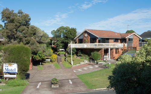 una casa con un cartello davanti di Anchor Bay Motel a Greenwell Point