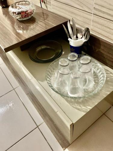 eine Theke mit einer Glasplatte in der Küche in der Unterkunft Quarto privativo Caruaru fácil acesso para o pátio de eventos e feira da sulanca in Caruaru