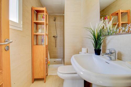 uma casa de banho com um lavatório, um WC e um chuveiro em Can Caldero by Rentallorca em Llucmajor