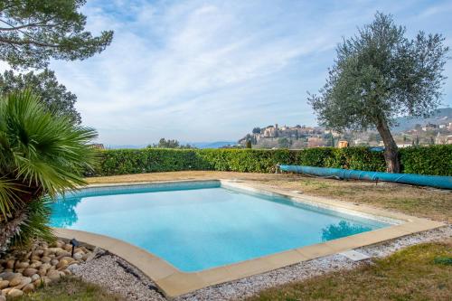 une piscine dans la cour d'une maison dans l'établissement La Joliette - Parking privé et piscine partagée, à Cabris