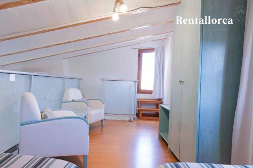 Habitación con 2 camas y sillas. en Finca es Collet by Rentallorca, en Manacor