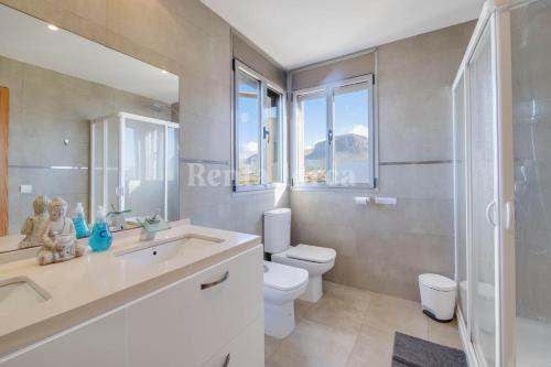 A bathroom at Villa Ca'n Tugores by Rentallorca