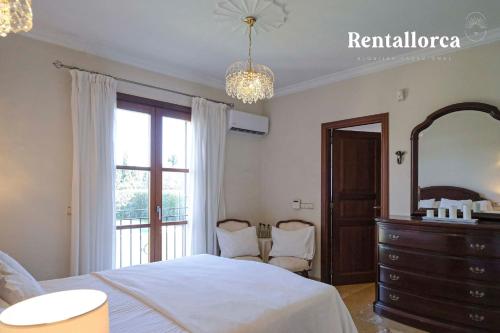 マナコルにあるFinca Sa Llum by Rentallorcaのベッドルーム1室(ベッド1台、ドレッサー、鏡付)