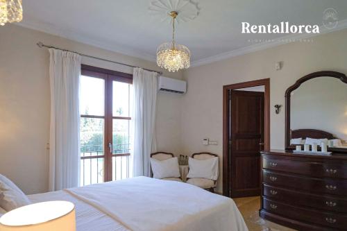 Postel nebo postele na pokoji v ubytování Finca Sa Llum by Rentallorca