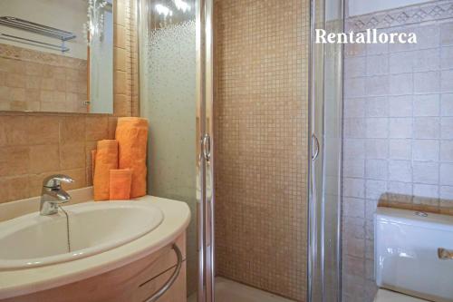 ブゲルにあるFinca Nyany by Rentallorcaのシャワー、洗面台、トイレ付きのバスルーム