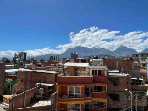 ein Blick auf eine Stadt mit Bergen im Hintergrund in der Unterkunft Sweet House in Huaraz