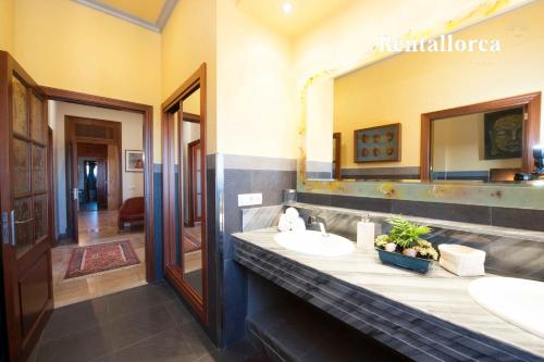 La salle de bains est pourvue de 2 lavabos et d'un grand miroir. dans l'établissement Finca Can Corem by Rentallorca, à Manacor