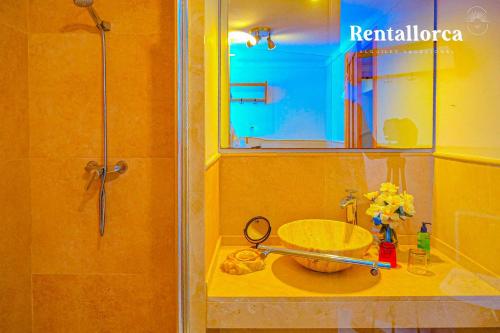 ein Bad mit einem Waschbecken und einer Dusche in der Unterkunft Cas Predi by Rentallorca in Can Picafort