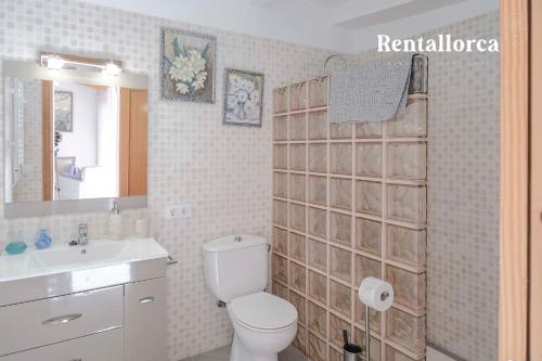 y baño con aseo y lavamanos. en Ca Sa Tia by Rentallorca, en Binisalem