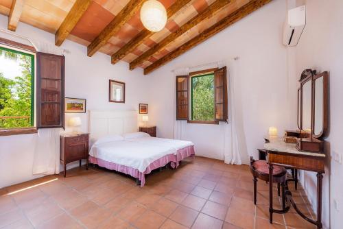 ヴィラフランカ・デ・ボナニーにあるFinca la Finquita by Rentallorcaのベッドルーム1室(ベッド1台、デスク、窓付)
