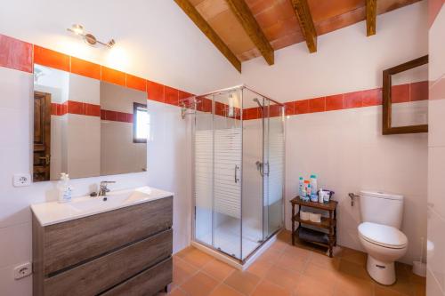 uma casa de banho com um chuveiro, um lavatório e um WC. em Finca la Finquita by Rentallorca em Vilafranca de Bonany