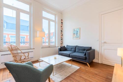un salon avec un canapé et une table dans l'établissement Lille Centre apartment with character, à Lille
