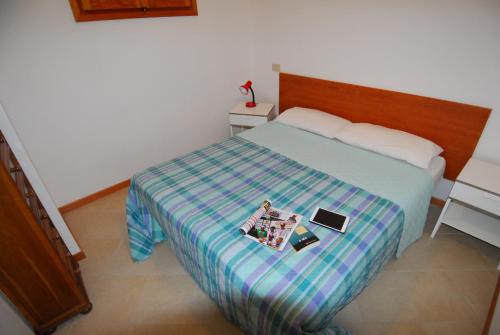 sypialnia z łóżkiem z laptopem w obiekcie Residence Condominio ROMA w mieście Eraclea Mare