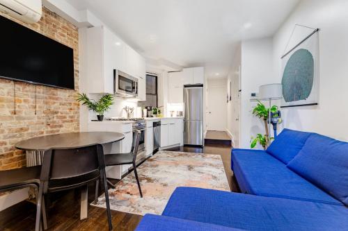 Una televisión o centro de entretenimiento en Explore the Authentic Designers 2BD Apartment in Hudson Yards