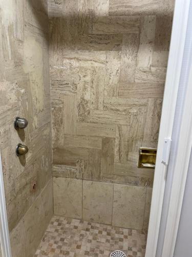 a bathroom with a shower with a tiled floor at Suite Espectacular Torres Gemelas in Acapulco