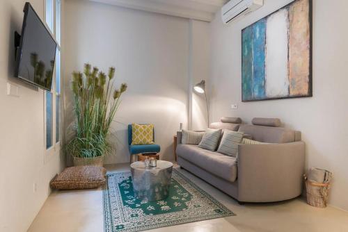 uma sala de estar com um sofá e uma televisão em Sa Caseta by Rentallorca em Sóller
