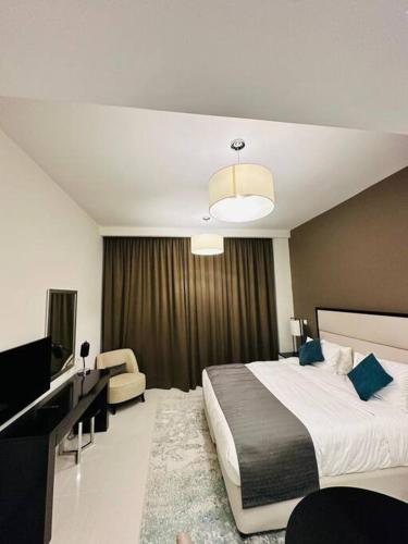ドバイにあるCharming city apartmentのベッドとテレビが備わるホテルルームです。