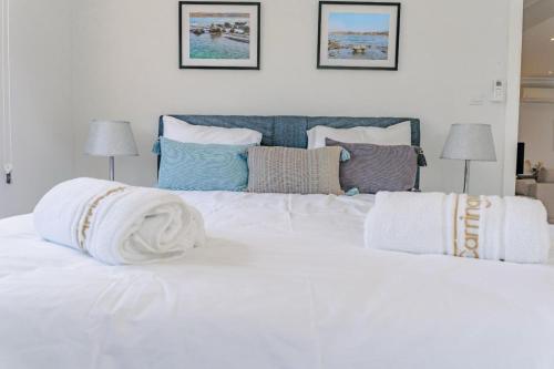 Cama o camas de una habitación en Family-Friendly Apartment Just Steps Away from the Sea