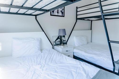Cama o camas de una habitación en Family-Friendly Apartment Just Steps Away from the Sea
