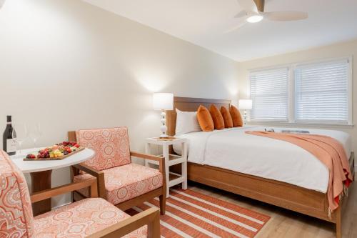 - une chambre avec un lit, une table et une chaise dans l'établissement The Beach Club on Madison Avenue, à Cape May