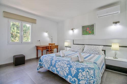 A bed or beds in a room at Assimetric by Rentallorca