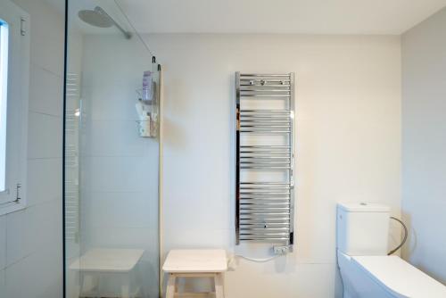 een badkamer met een toilet en een glazen douche bij Finca Es Coste by Rentallorca in Pollença