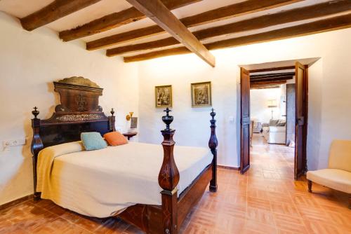 een slaapkamer met een groot bed in een kamer bij Finca Es Coste by Rentallorca in Pollença