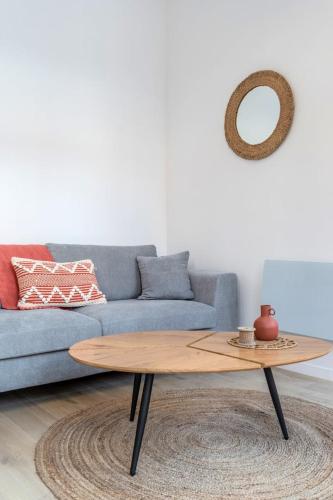 un salon avec un canapé et une table basse dans l'établissement Lille Centre comfortable, equipped apartment!, à Lille