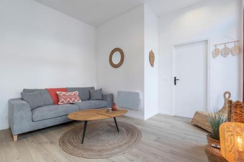 un salon avec un canapé et une table dans l'établissement Lille Centre comfortable, equipped apartment!, à Lille