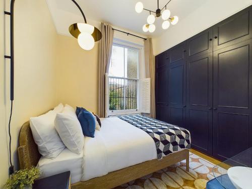 1 dormitorio con cama y ventana en Be London - Notting Hill Apartments, en Londres