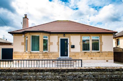 a small house with a red roof at Linburn Cottage Dunfermline near Edinburgh in Dunfermline