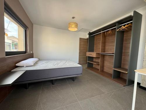um quarto com uma cama e uma grande janela em Elegante piso reformado a 1km del centro em Granada