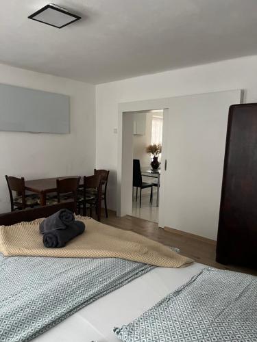 赫洛霍韋茲的住宿－Chalupa na Lípové v Hlohovci，一间卧室设有一张床和一间用餐室