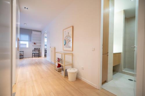 salon z białymi ścianami i drewnianą podłogą w obiekcie Kolonaki athens 2 bedrooms 4 persons flat by MPS w Atenach