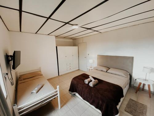 un dormitorio con una cama con dos animales de peluche en Departamento Nórdico en Posadas