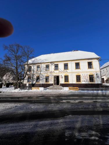 TelniceにあるStará poštaの通り沿いにある大きな白い建物