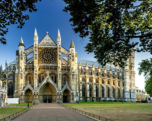 vista su una cattedrale con un albero di Fairway Hotel a Londra