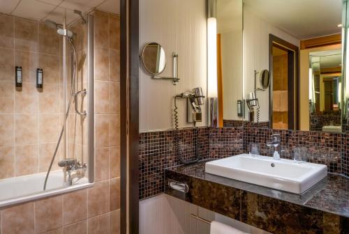 Salle de bains dans l'établissement Mövenpick Hotel Nürnberg Airport