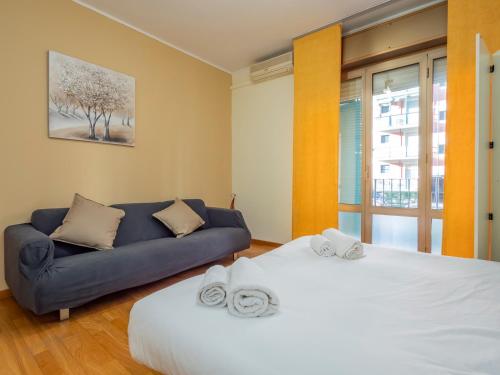 1 dormitorio con 1 cama y 1 sofá en I Host Apartment - Abeti 15 en Baggio