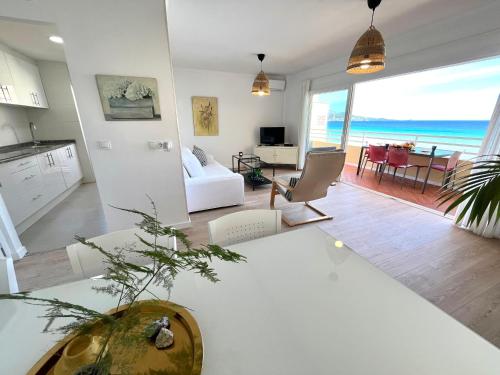 cocina y sala de estar con vistas al océano en El Paraiso, en Alcudia