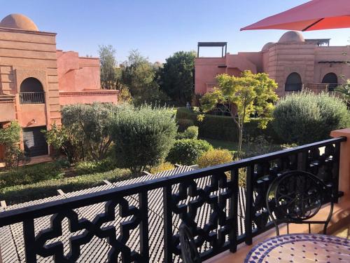 d'un balcon avec vue sur le jardin. dans l'établissement DIANA, à Marrakech