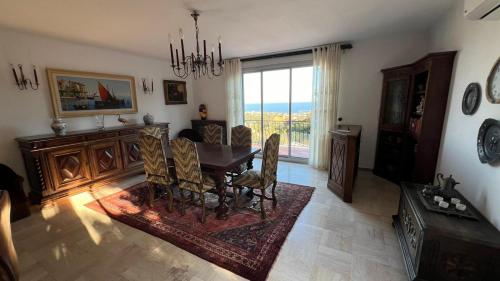 a dining room with a table and chairs at Villa dans son jus avec grande piscine privée in Saint-Aygulf