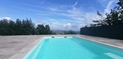 a swimming pool on top of a house at Villa dans son jus avec grande piscine privée in Saint-Aygulf