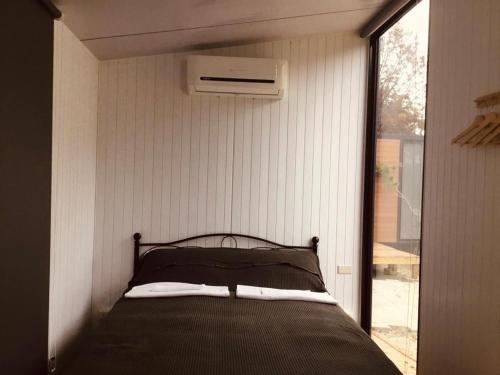1 dormitorio con 1 cama en una habitación con ventana en Gandan Inn2, en Douliu