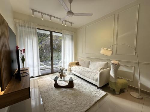 sala de estar con sofá y mesa en Myuko Homestay (2-7 pax) 10min to BOH en Brinchang
