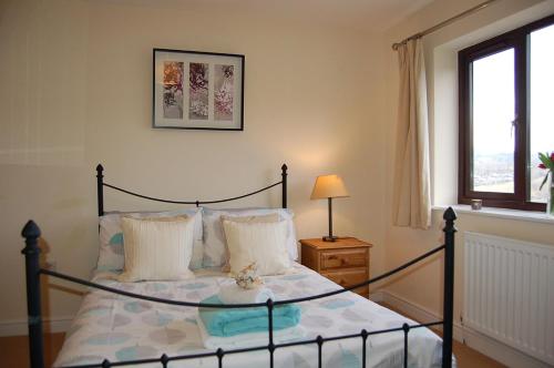 Schlafzimmer mit einem Bett und einem Fenster in der Unterkunft Ty Pen y Bryn in Dolgellau in Dolgellau