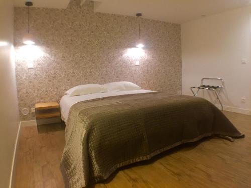 um quarto com uma cama grande com dois travesseiros em The Blue House em Paris