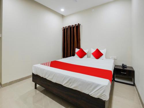 Un ou plusieurs lits dans un hébergement de l'établissement OYO Hotel Deepali Inn