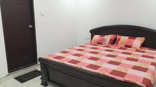 Katil atau katil-katil dalam bilik di Ratnatirumala Guest House